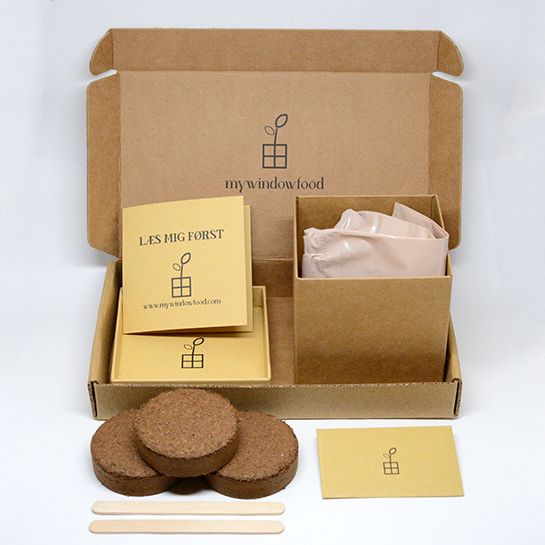 Alt content you receive with the Plant Box from mywindowfood. Foldable pot, plant bag, soil, seeds, label marker and instructions.